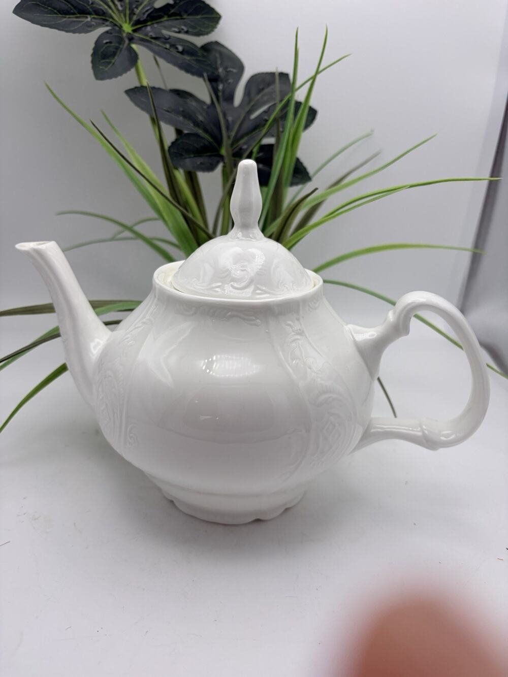 Brand New Pulchritudie Los Angeles White Teapot